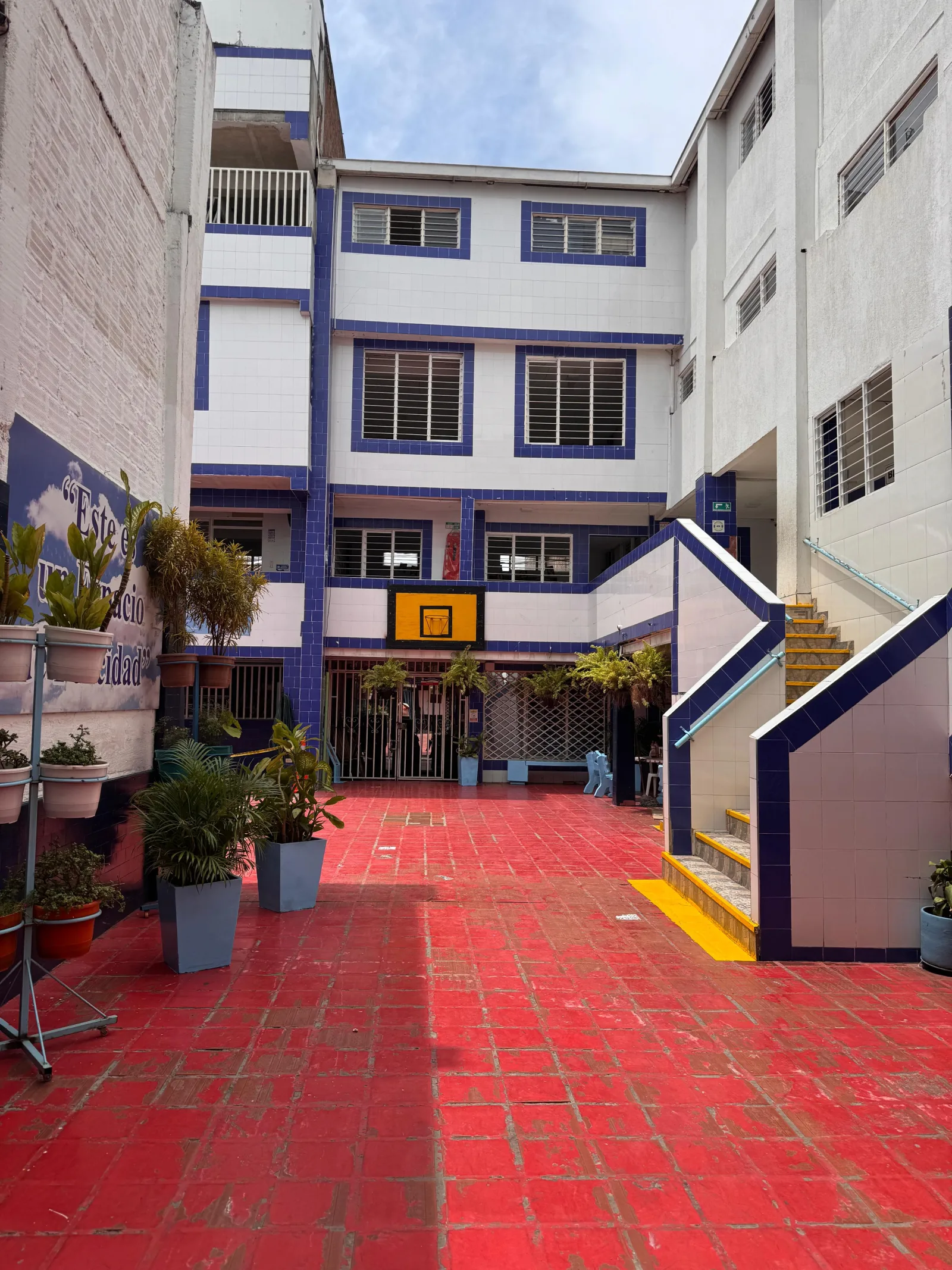 Patio e instalaciones del Colegio Francisco Eladio Ramírez