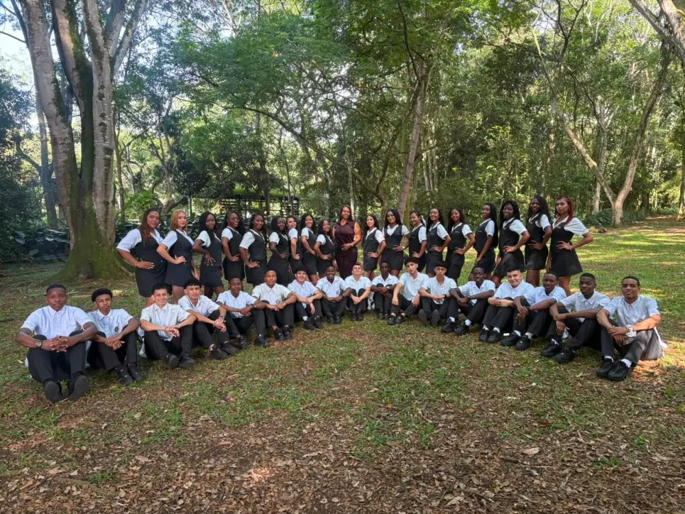 Grupo de estudiantes del colegio reunidos en un entorno natural