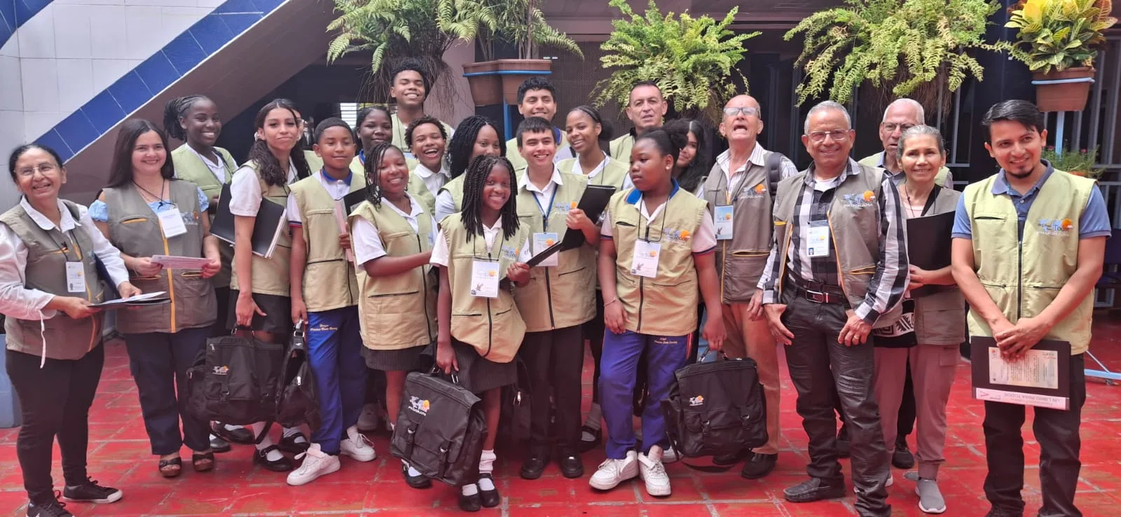 Estudiantes y adultos participando en una actividad de liderazgo