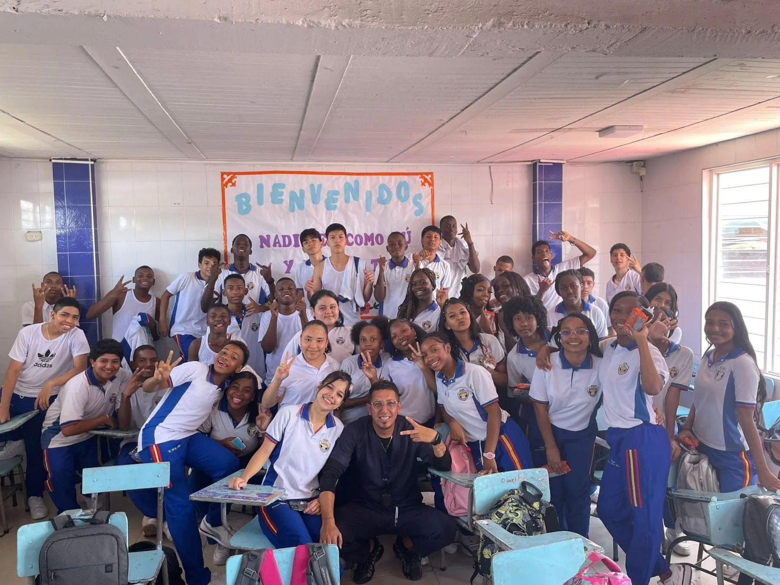 Grupo de estudiantes y docente compartiendo en el aula