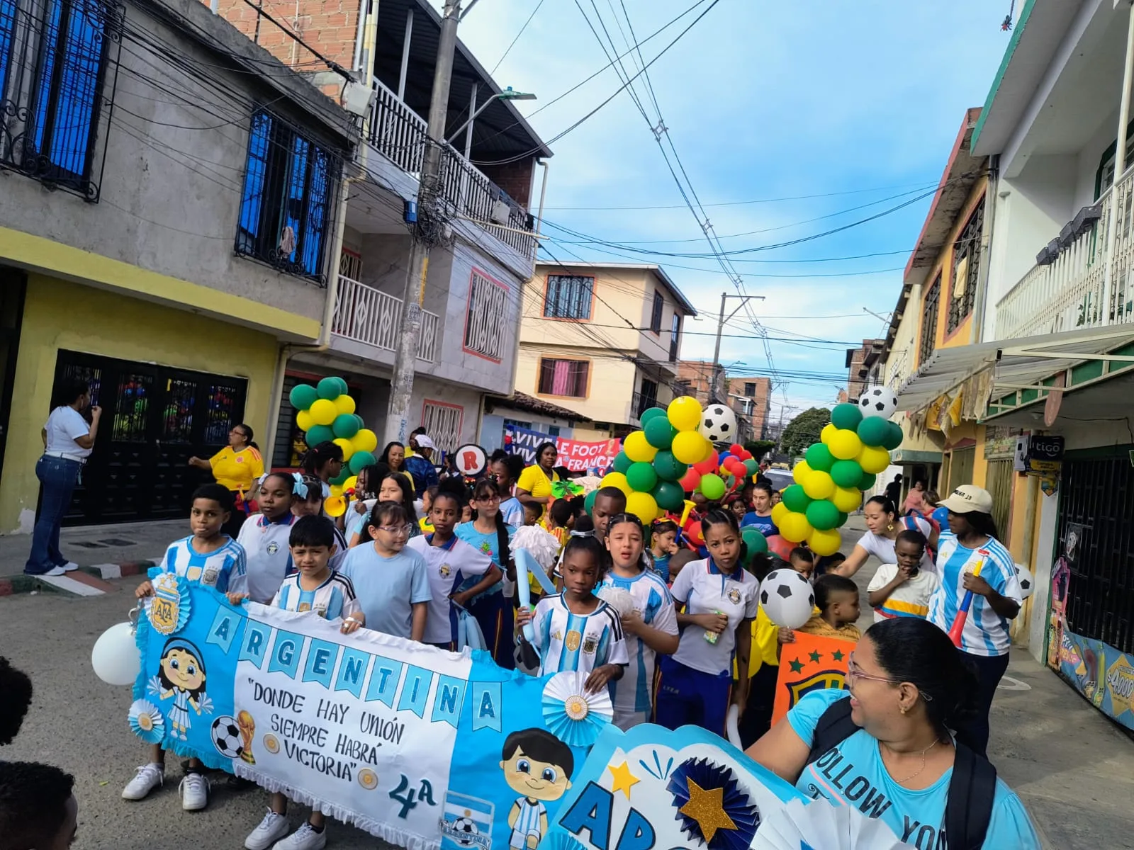Niñas, niños y docentes del colegio durante una jornada cultural