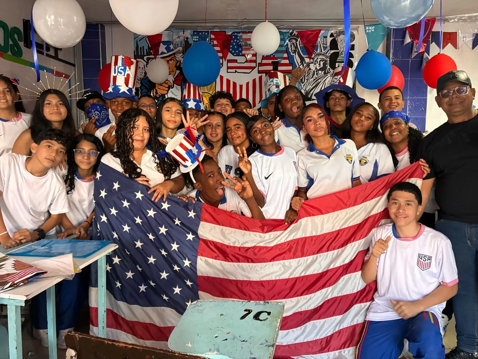 Estudiantes celebrando una experiencia de aprendizaje global