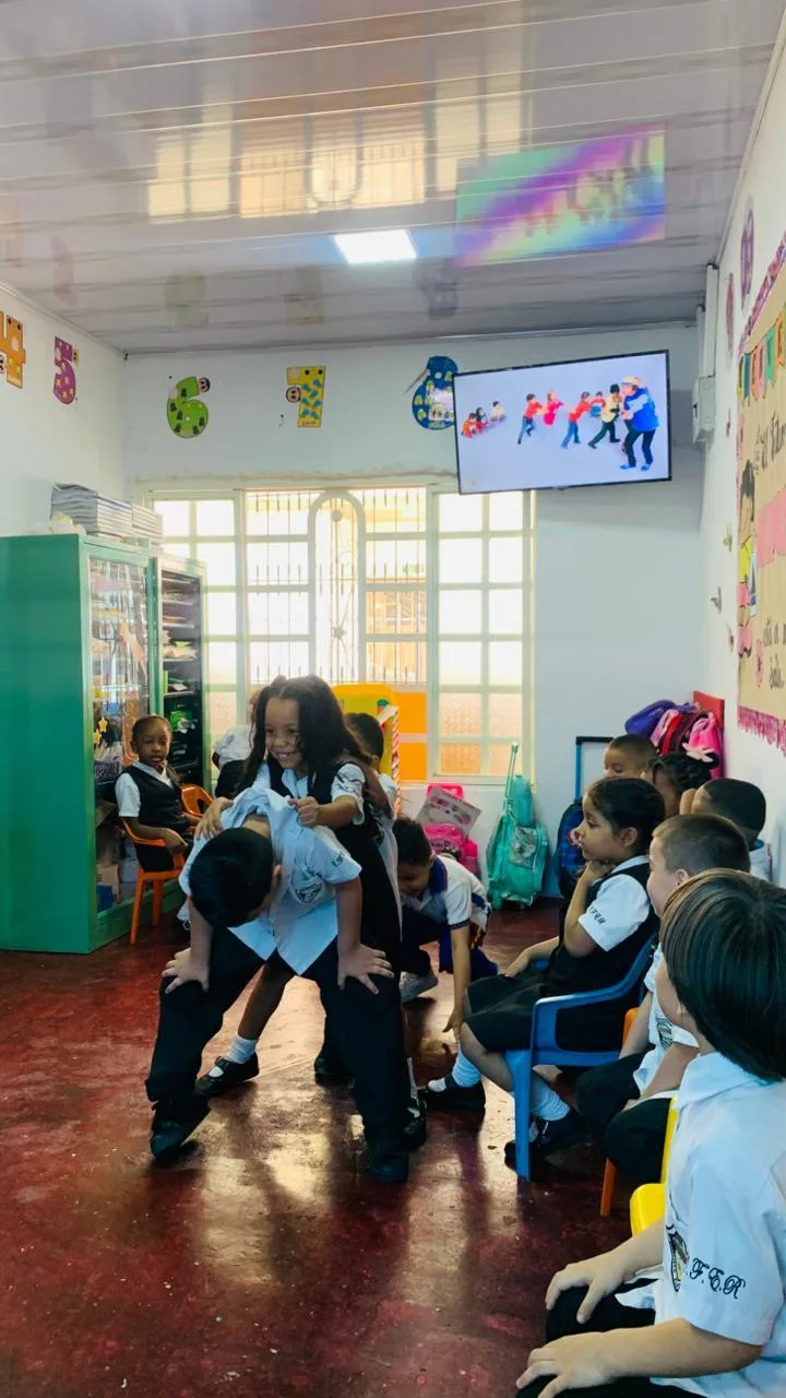 Niños del colegio durante una actividad de juego en el aula