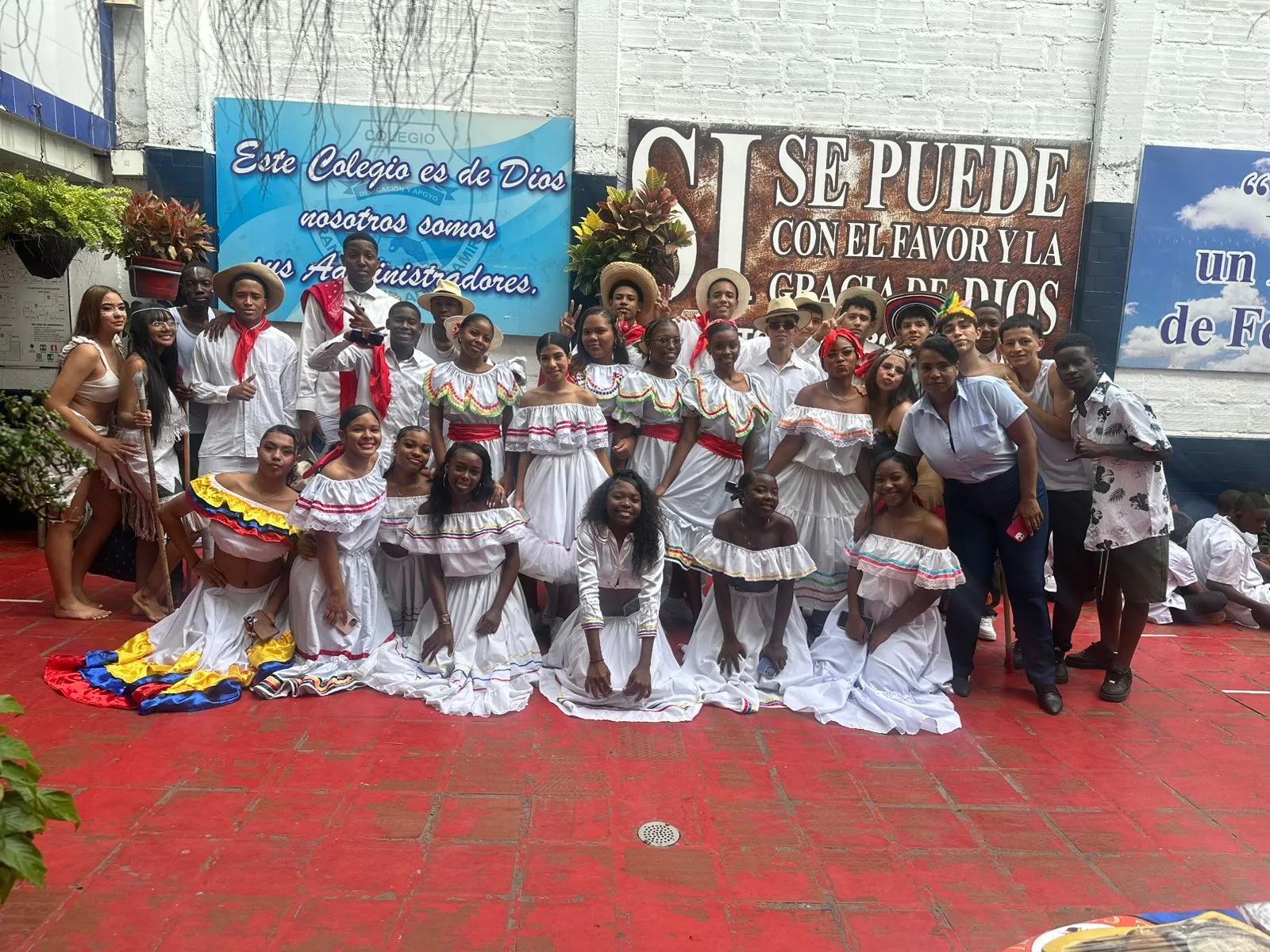 Estudiantes y docentes del Colegio FER durante una presentación cultural
